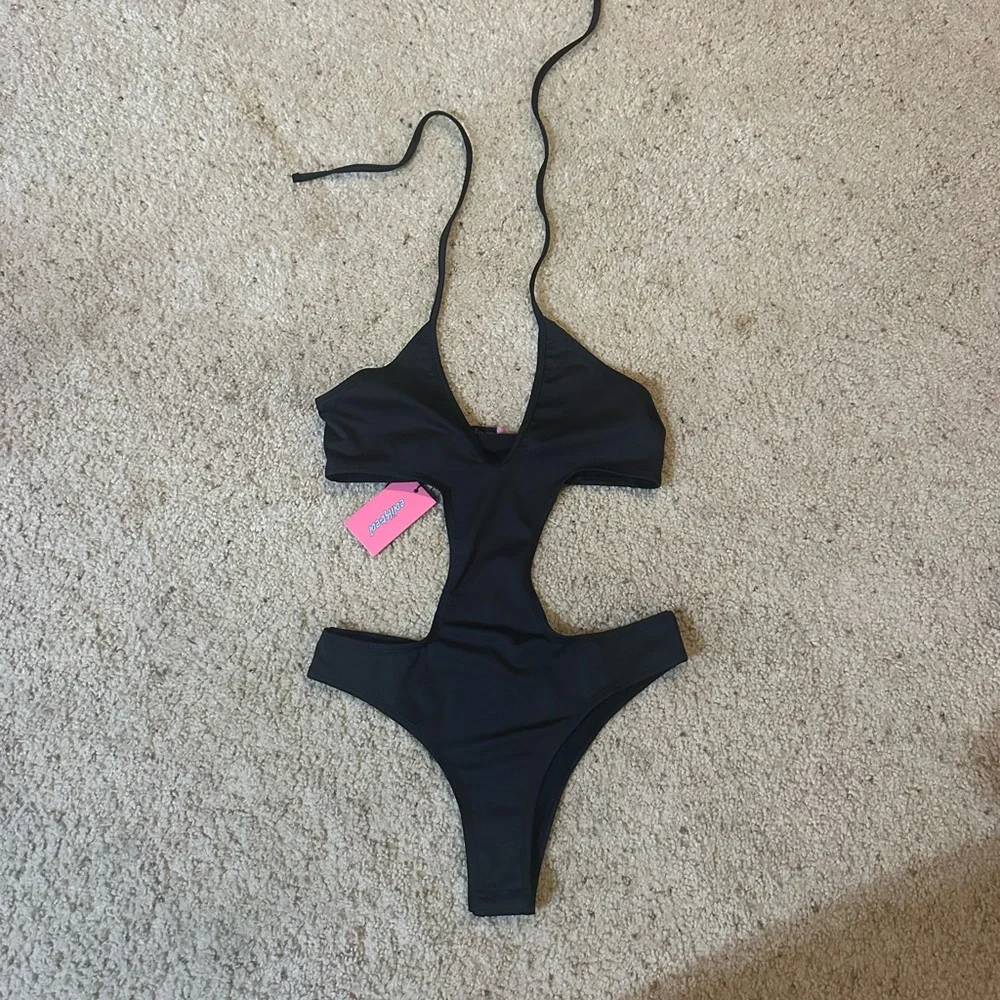Edikted Unity Cut Out Bodysuit - Picture 2 of 3